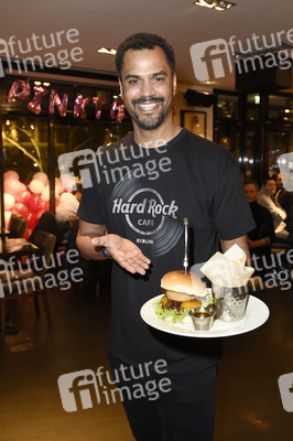 Promis kellnern für guten Zweck im Hard Rock Cafe Berlin