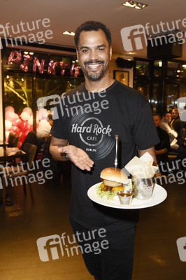 Promis kellnern für guten Zweck im Hard Rock Cafe Berlin