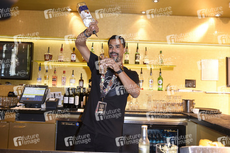 Promis kellnern für guten Zweck im Hard Rock Cafe Berlin