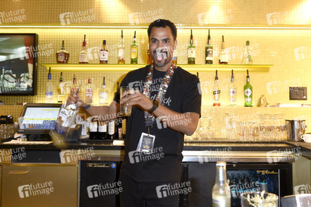 Promis kellnern für guten Zweck im Hard Rock Cafe Berlin