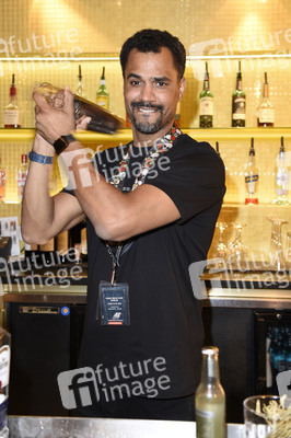 Promis kellnern für guten Zweck im Hard Rock Cafe Berlin