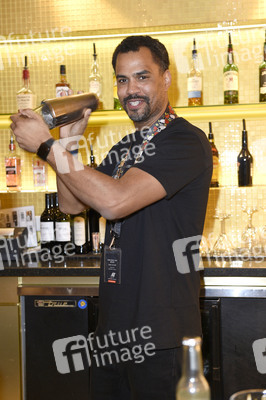 Promis kellnern für guten Zweck im Hard Rock Cafe Berlin