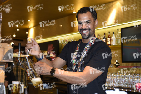 Promis kellnern für guten Zweck im Hard Rock Cafe Berlin