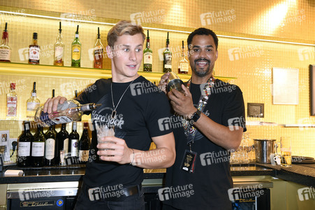 Promis kellnern für guten Zweck im Hard Rock Cafe Berlin