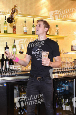 Promis kellnern für guten Zweck im Hard Rock Cafe Berlin