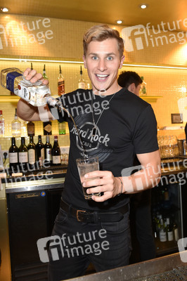 Promis kellnern für guten Zweck im Hard Rock Cafe Berlin