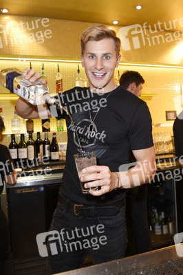 Promis kellnern für guten Zweck im Hard Rock Cafe Berlin