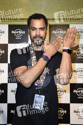 Promis kellnern für guten Zweck im Hard Rock Cafe Berlin