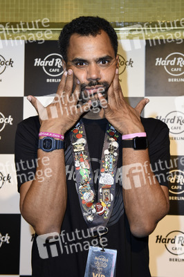 Promis kellnern für guten Zweck im Hard Rock Cafe Berlin