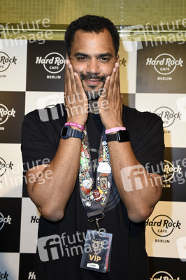 Promis kellnern für guten Zweck im Hard Rock Cafe Berlin