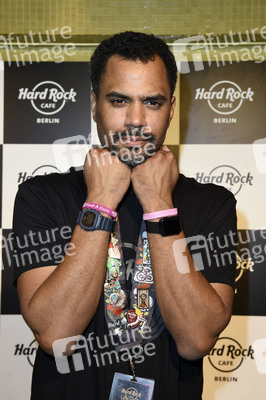 Promis kellnern für guten Zweck im Hard Rock Cafe Berlin