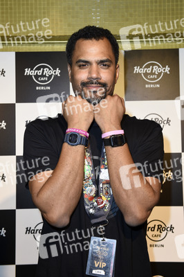 Promis kellnern für guten Zweck im Hard Rock Cafe Berlin