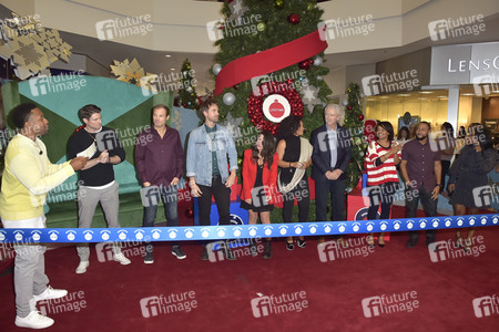 Eröffnung der 'Say Santa Photo Experience' in Glendale