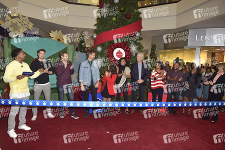 Eröffnung der 'Say Santa Photo Experience' in Glendale