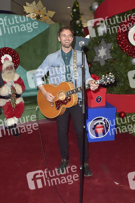 Eröffnung der 'Say Santa Photo Experience' in Glendale