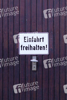 Symbolfoto Einfahrt freihalten