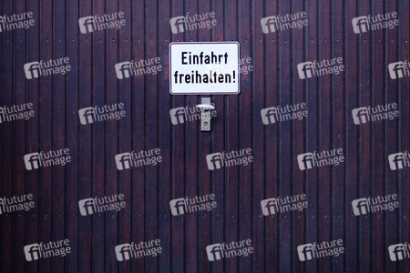 Symbolfoto Einfahrt freihalten