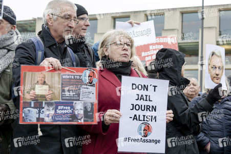 Enthüllung der Skupltur 'Anything to say?' in Berlin