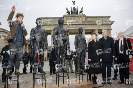 Enthüllung der Skupltur 'Anything to say?' in Berlin