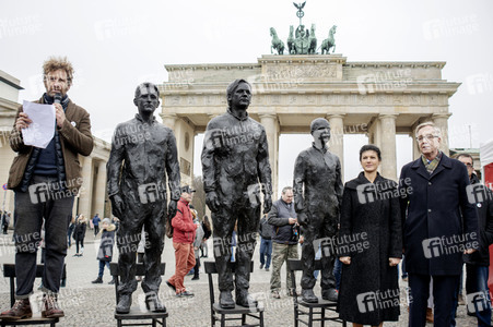Enthüllung der Skupltur 'Anything to say?' in Berlin