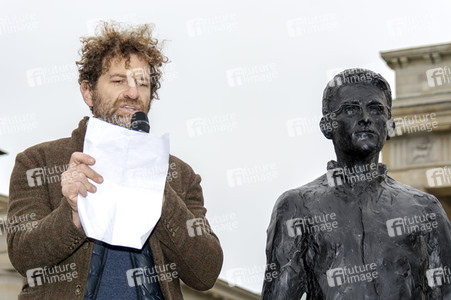 Enthüllung der Skupltur 'Anything to say?' in Berlin