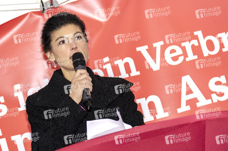 Enthüllung der Skupltur 'Anything to say?' in Berlin