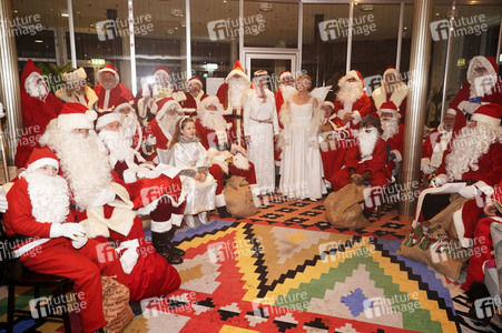 Weihnachtsmannvollversammlung der Berliner Weihnachtsmannzentrale im Tierpark Berlin