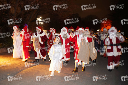 Weihnachtsmannvollversammlung der Berliner Weihnachtsmannzentrale im Tierpark Berlin