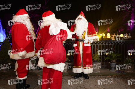 Weihnachtsmannvollversammlung der Berliner Weihnachtsmannzentrale im Tierpark Berlin