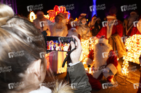Weihnachtsmannvollversammlung der Berliner Weihnachtsmannzentrale im Tierpark Berlin