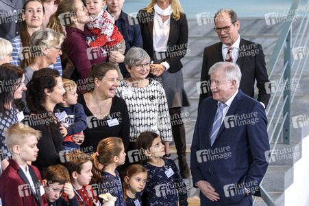 Angela Merkel empfängt Angehörige von Soldaten und Polizisten in Berlin
