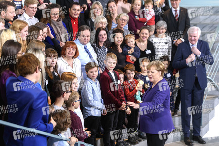 Angela Merkel empfängt Angehörige von Soldaten und Polizisten in Berlin