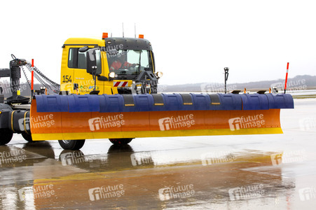 Präsentation des Winter-Fuhrparks des Flughafens Köln Bonn