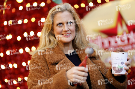 Barbara Schöneberger auf dem Weihnachtsmarkt in Köln