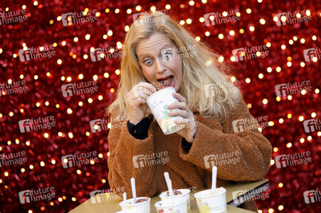Barbara Schöneberger auf dem Weihnachtsmarkt in Köln