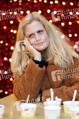 Barbara Schöneberger auf dem Weihnachtsmarkt in Köln