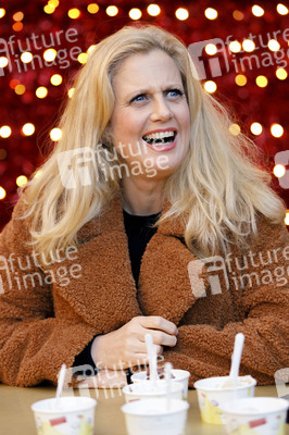 Barbara Schöneberger auf dem Weihnachtsmarkt in Köln