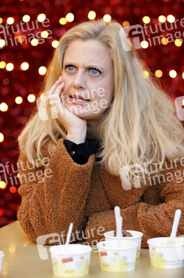 Barbara Schöneberger auf dem Weihnachtsmarkt in Köln