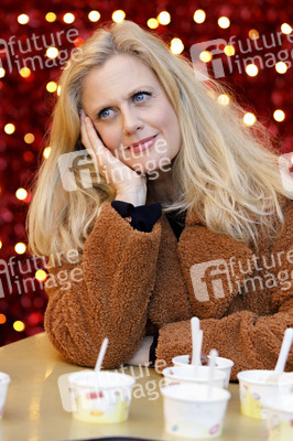 Barbara Schöneberger auf dem Weihnachtsmarkt in Köln