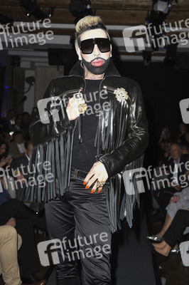 Dr. Sindsen Pompöös Fashion Party 'Shine Bright Like Pompöös' in Berlin