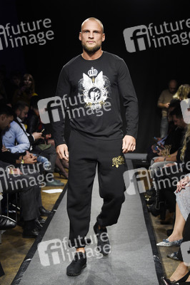 Dr. Sindsen Pompöös Fashion Party 'Shine Bright Like Pompöös' in Berlin