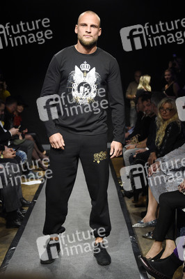 Dr. Sindsen Pompöös Fashion Party 'Shine Bright Like Pompöös' in Berlin