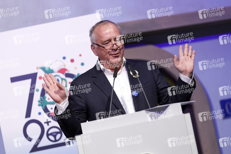 Übergabe der Ford Karnevalsfahrzeuge an das Kölner Karneval Dreigestirn in Köln