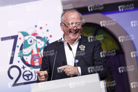 Übergabe der Ford Karnevalsfahrzeuge an das Kölner Karneval Dreigestirn in Köln