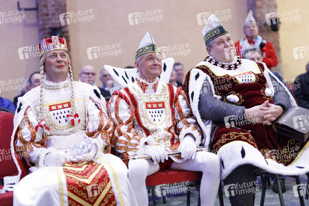 Übergabe der Ford Karnevalsfahrzeuge an das Kölner Karneval Dreigestirn in Köln