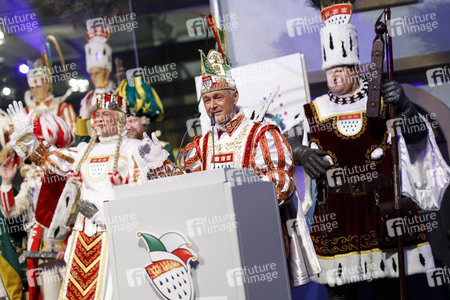 Übergabe der Ford Karnevalsfahrzeuge an das Kölner Karneval Dreigestirn in Köln