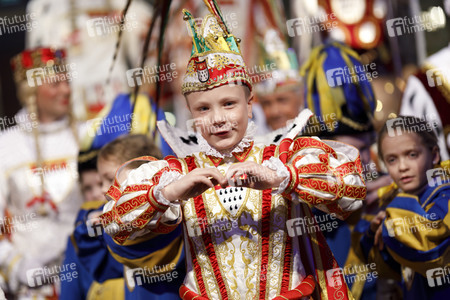 Übergabe der Ford Karnevalsfahrzeuge an das Kölner Karneval Dreigestirn in Köln