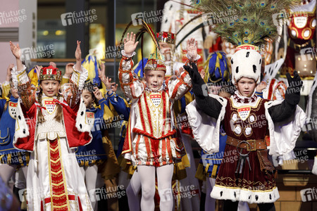 Übergabe der Ford Karnevalsfahrzeuge an das Kölner Karneval Dreigestirn in Köln