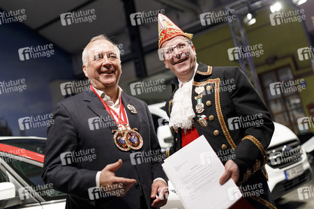 Übergabe der Ford Karnevalsfahrzeuge an das Kölner Karneval Dreigestirn in Köln