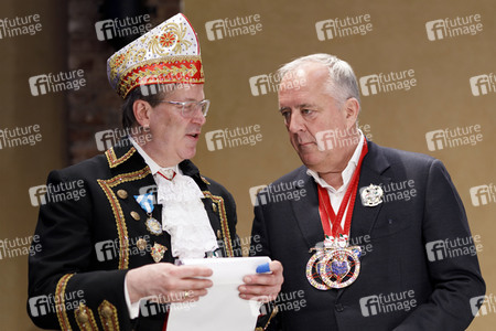 Übergabe der Ford Karnevalsfahrzeuge an das Kölner Karneval Dreigestirn in Köln